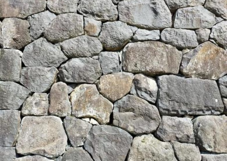 天然石積みの塀